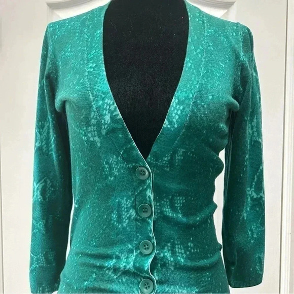 Ricki’s Cardigan Snakeskin Print V-Neck Button Front Fitted 3/4 Sleeves Green XS - Picture 12 of 15